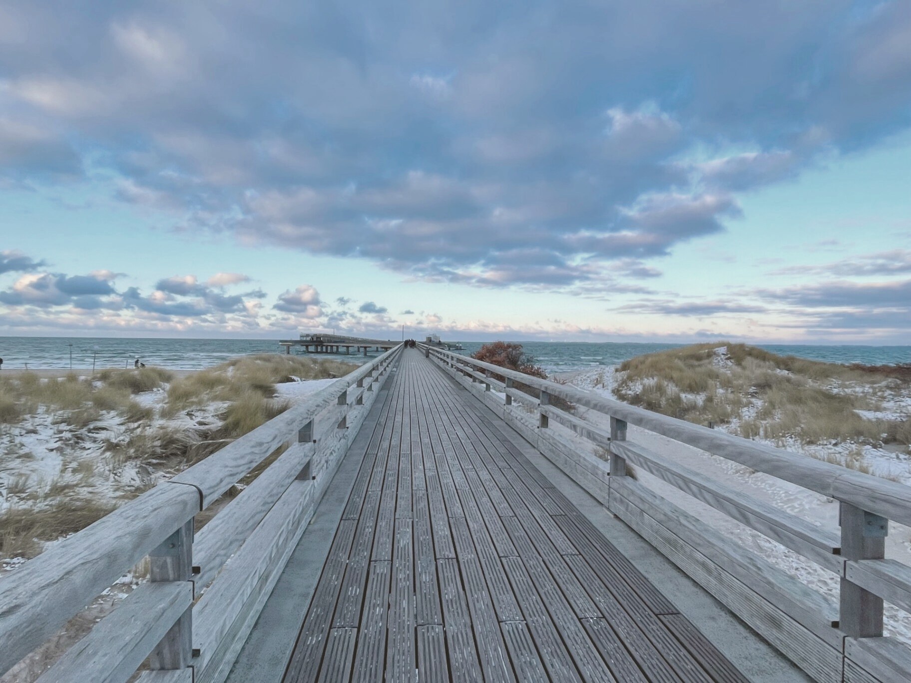 Steg an der Ostsee, der weit in die ruhige See führt